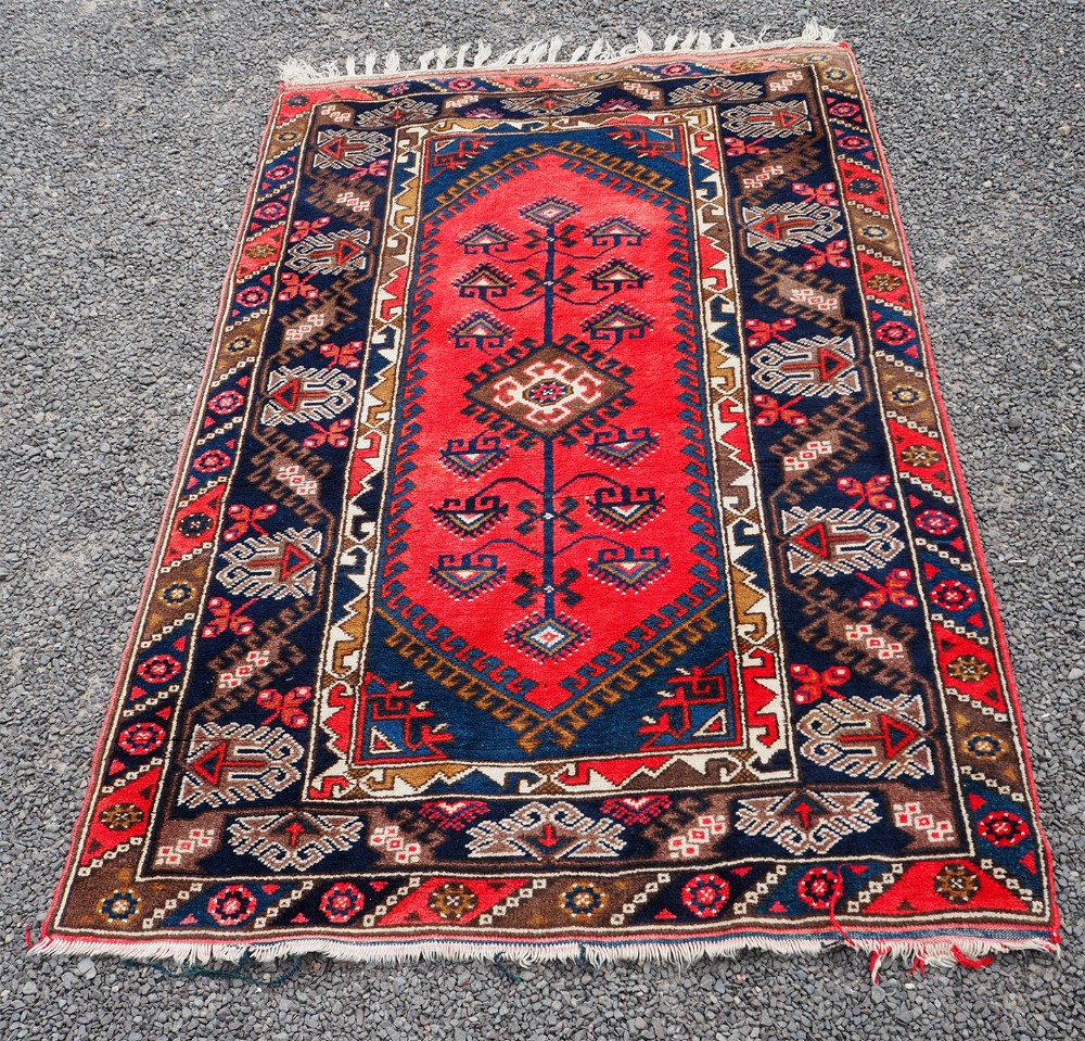 Pleasing Design Persian Wool Rug