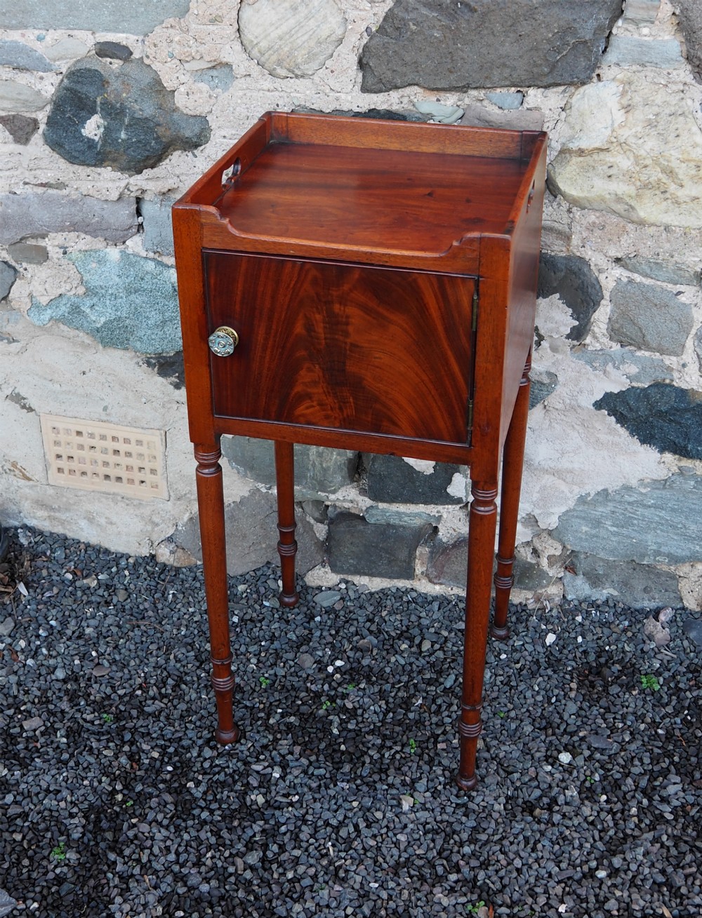 Georgian Mahogany Bedside Cabinet. 