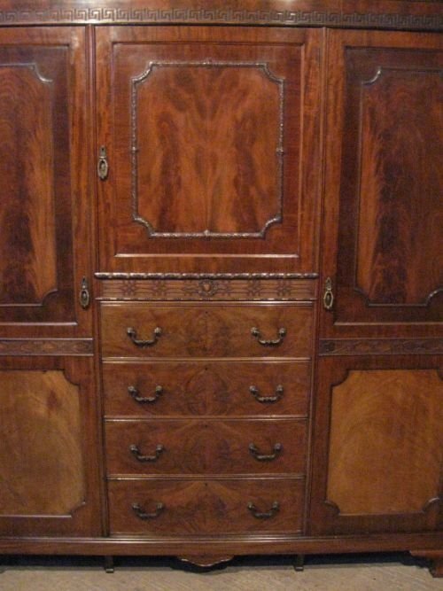 fig 1. SUPERB QUALITY ANTIQUE EDWARDIAN CHIPPENDALE MAHOGANY TRIPLE WARDROBE COMPACTUM C1900 WDB4565/9.4