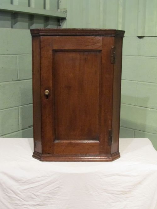fig 1. ANTIQUE GEORGIAN COUNTRY OAK SMALL CORNER CUPBOARD C1780 W6717/26.3