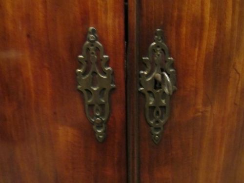 fig 2. ANTIQUE 18TH CENTURY MAHOGANY BARREL FRONTED CORNER CABINET C1780