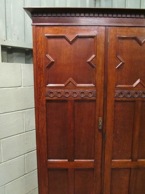 fig 2. ANTIQUE EDWARDIAN OAK ARTS & CRAFTS TRIPLE WARDROBE C1900