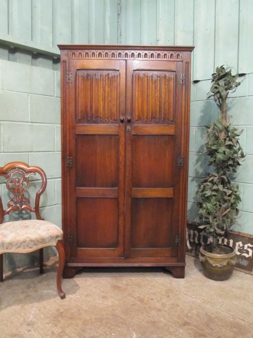 Small Oak Linen Fold Double Wardrobe C1920