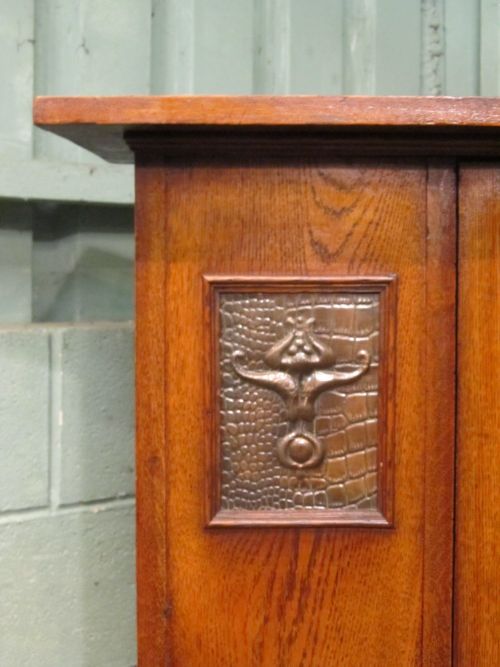 fig 2. ANTIQUE ARTS & CRAFTS OAK HALL WARDROBE C1890