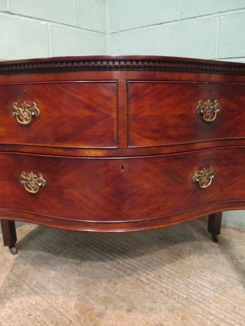 fig 2. ANTIQUE REGENCY MAHOGANY SERPENTINE CHEST OF DRAWERS C1820
