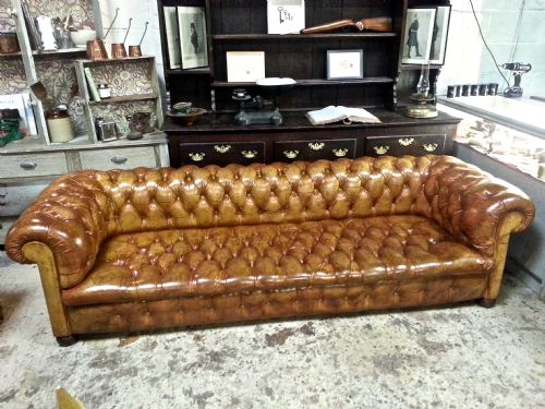 fig 2. ANTIQUE VICTORIAN EDWARDIAN TAN LEATHER HIDE FULL BUTTON DOWN LARGE CHESTERFIELD THREE SEATER SOFA C1920