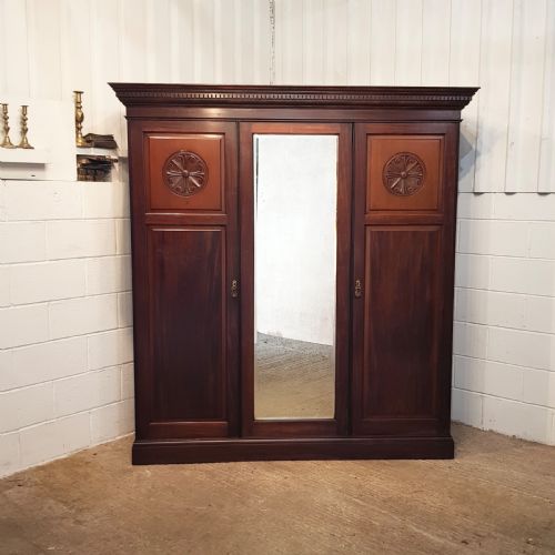 ANTIQUE LATE VICTORIAN MAHOGANY TRIPLE WARDROBE C1890 - ADDITIONAL PHOTO 4