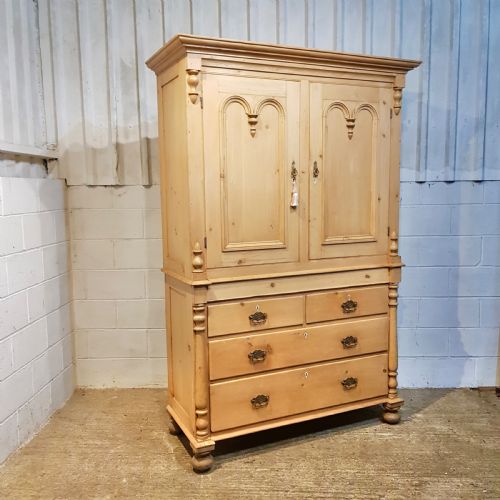fig 1. ANTIQUE VICTORIAN PINE CLOTHES PRESS C1880
