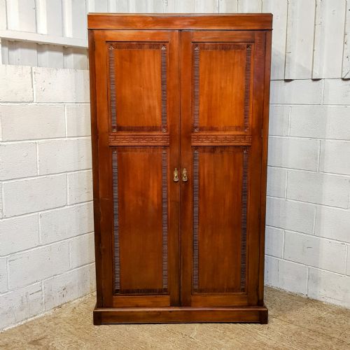 AN ANTIQUE EDWARDIAN MAHOGANY DOUBLE WARDROBE C1900