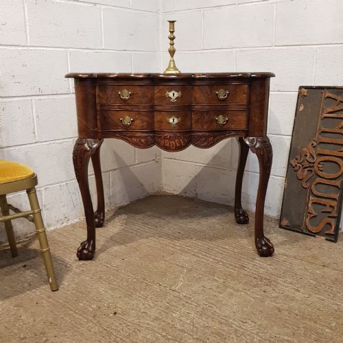 AN ANTIQUE SERPENTINE SHAPED BURR WALNUT SIDE TABLE C1920