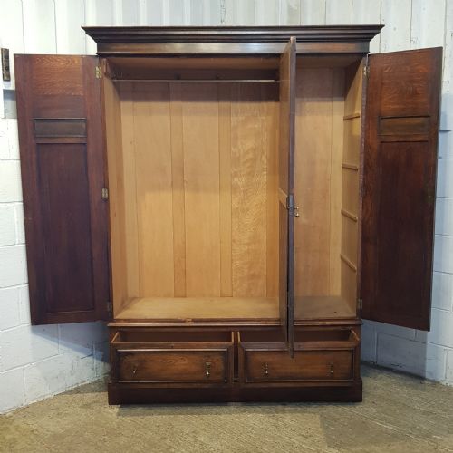 fig 1. AN ANTIQUE EDWARDIAN OAK TRIPLE WARDROBE C1900