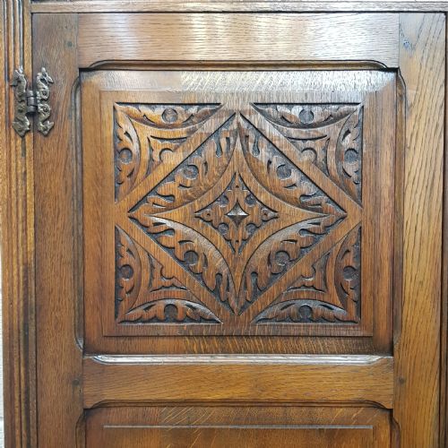 fig 1. AN ANTIQUE DOUBLE OAK WARDROBE C1920