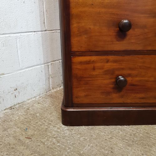 fig 1. AN ANTIQUE VICTORIAN MAHOGANY FOUR HEIGHT CHEST OF DRAWERS C1880