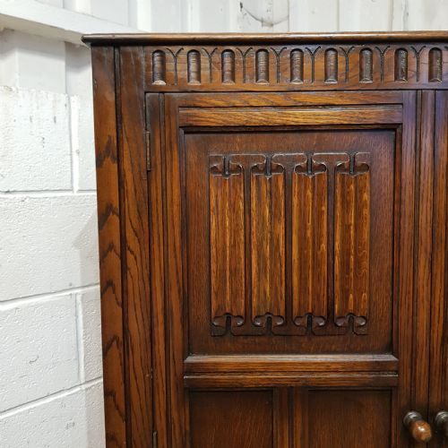 fig 2. AN ANTIQUE SMALL OAK FITTED WARDROBE C1920