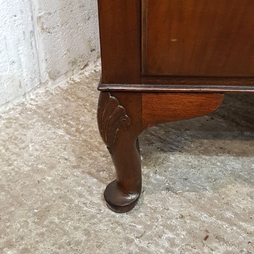 fig 1. AN ANTIQUE 3 HEIGHT MAHOGANY CHEST OF DRAWERS C1920