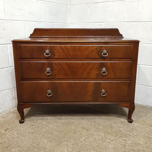 fig 2. AN ANTIQUE 3 HEIGHT MAHOGANY CHEST OF DRAWERS C1920