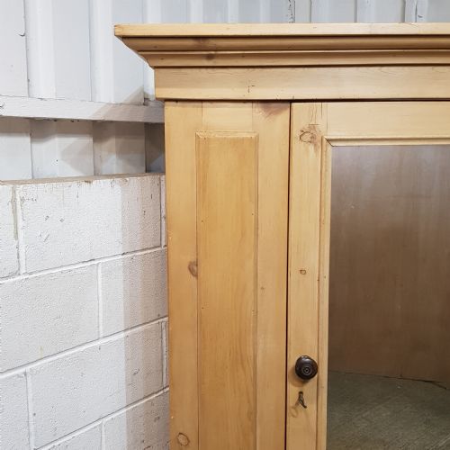 fig 2. AN ANTIQUE VICTORIAN PINE WARDROBE C1890