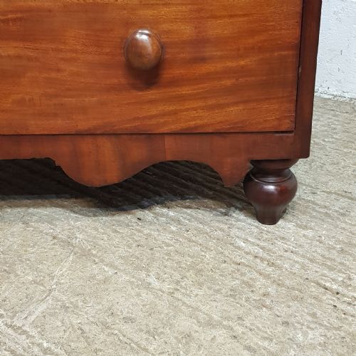fig 1. AN ANTIQUE VICTORIAN MAHOGANY 3 HEIGHT CHEST OF DRAWERS C1880