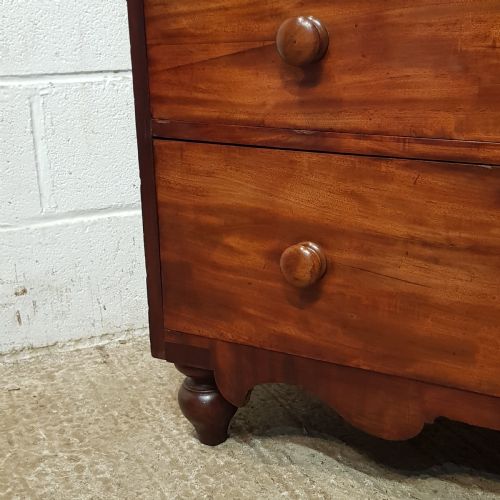 fig 2. AN ANTIQUE VICTORIAN MAHOGANY 3 HEIGHT CHEST OF DRAWERS C1880