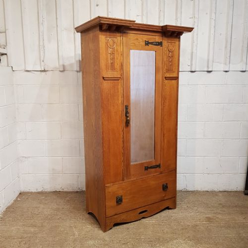 fig 1. A SINGLE OAK ARTS & CRAFTS WARDROBE C1900