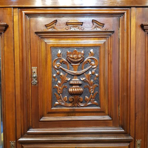 AN ANTIQUE EDWARDIAN WALNUT TRIPLE WARDROBE C1900 - ADDITIONAL PHOTO 3