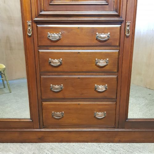 AN ANTIQUE EDWARDIAN WALNUT TRIPLE WARDROBE C1900 - ADDITIONAL PHOTO 4