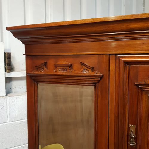 AN ANTIQUE EDWARDIAN WALNUT TRIPLE WARDROBE C1900 - ADDITIONAL PHOTO 5