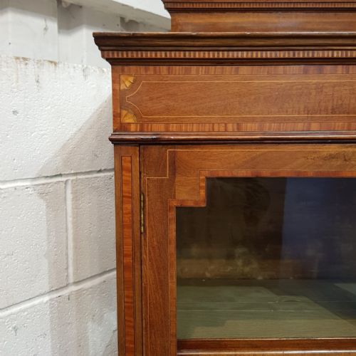 AN EDWARDIAN MAHOGANY DISPLAY CABINET C1900 - ADDITIONAL PHOTO 1