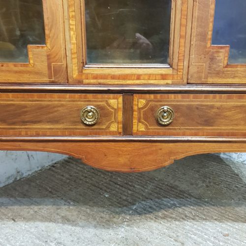 AN EDWARDIAN MAHOGANY DISPLAY CABINET C1900 - ADDITIONAL PHOTO 4