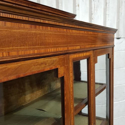 AN EDWARDIAN MAHOGANY DISPLAY CABINET C1900 - ADDITIONAL PHOTO 5