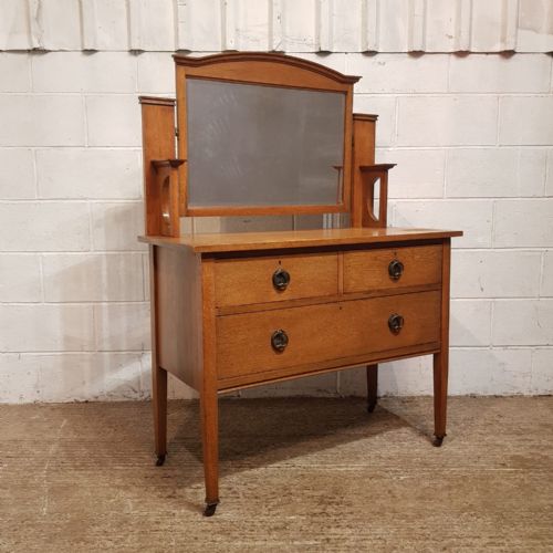 fig 1. AN OAK ARTS & CRAFTS DRESSING CHEST C1900