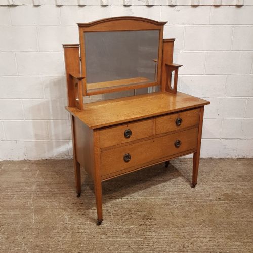 fig 2. AN OAK ARTS & CRAFTS DRESSING CHEST C1900