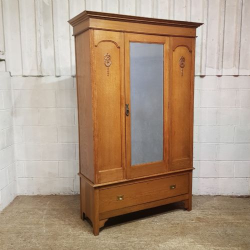 AN EDWARDIAN ARTS CRAFTS OAK WARDROBE C1900 - ADDITIONAL PHOTO 1