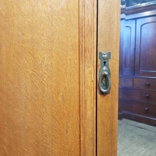 AN EDWARDIAN ARTS CRAFTS OAK WARDROBE C1900 - ADDITIONAL PHOTO 2