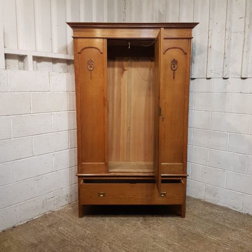 AN EDWARDIAN ARTS CRAFTS OAK WARDROBE C1900 - ADDITIONAL PHOTO 3