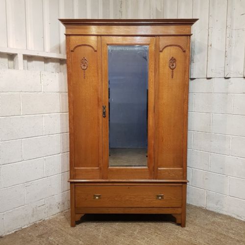 AN EDWARDIAN ARTS CRAFTS OAK WARDROBE C1900 - ADDITIONAL PHOTO 5