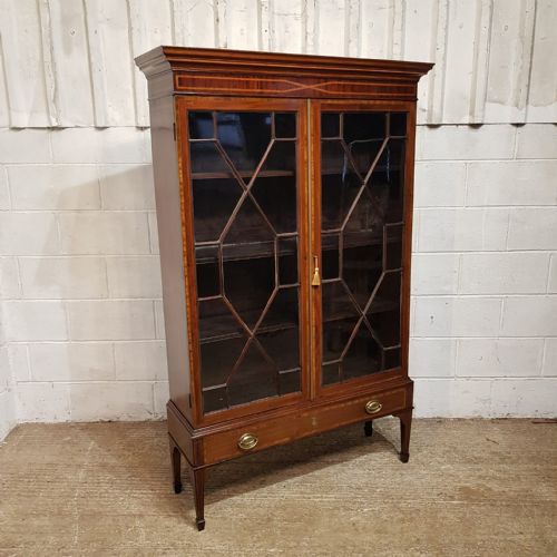 A REGENCY MAHOGANY ASTRAGAL GLAZED BOOKCASE ON STAND C1810 - ADDITIONAL PHOTO 2
