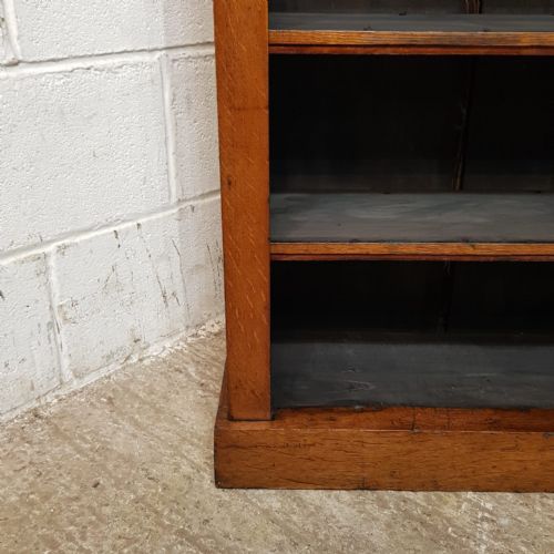 fig 2. AN ANTIQUE SMALL MEDIUM OAK OPEN BOOKCASE C1900
