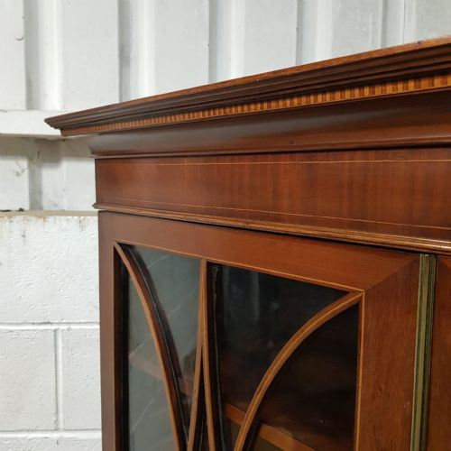 AN EDWARDIAN MAHOGANY ASTRAGAL GLAZED BOOKCASE ON STAND C1900 - ADDITIONAL PHOTO 1