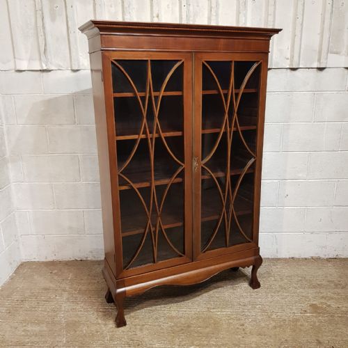 AN EDWARDIAN MAHOGANY ASTRAGAL GLAZED BOOKCASE ON STAND C1900 - ADDITIONAL PHOTO 2