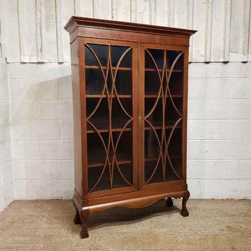 AN EDWARDIAN MAHOGANY ASTRAGAL GLAZED BOOKCASE ON STAND C1900 - ADDITIONAL PHOTO 3
