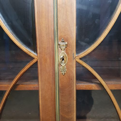 AN EDWARDIAN MAHOGANY ASTRAGAL GLAZED BOOKCASE ON STAND C1900 - ADDITIONAL PHOTO 6