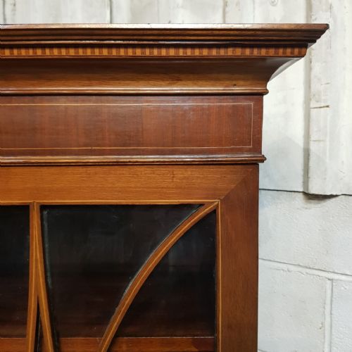 AN EDWARDIAN MAHOGANY ASTRAGAL GLAZED BOOKCASE ON STAND C1900 - ADDITIONAL PHOTO 9