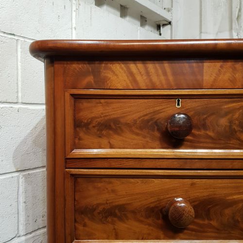 A VICTORIAN MAHOGANY 5 HEIGHT CHEST OF DRAWERS C1860 - ADDITIONAL PHOTO 4