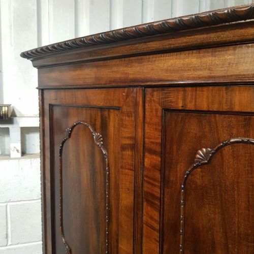 fig 1. AN EDWARDIAN MAHOGANY TRIPLE BOW FRONTED WARDROBE C1900