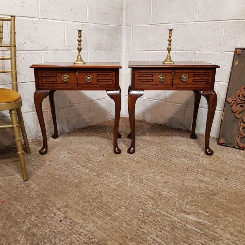 A PAIR OF MAHOGANY BEDSIDE TABLES C1900 - ADDITIONAL PHOTO 1