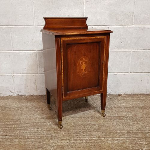 fig 1. A PAIR OF EDWARDIAN MAHOGANY AND SATINWOOD BEDSIDE CABINETS C1900