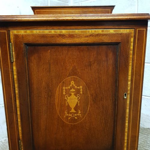 fig 2. A PAIR OF EDWARDIAN MAHOGANY AND SATINWOOD BEDSIDE CABINETS C1900