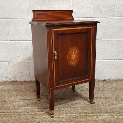 fig 1. A PAIR OF EDWARDIAN MAHOGANY BEDSIDE CABINETS C1900