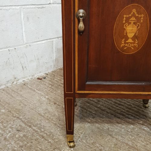 fig 2. A PAIR OF EDWARDIAN MAHOGANY BEDSIDE CABINETS C1900